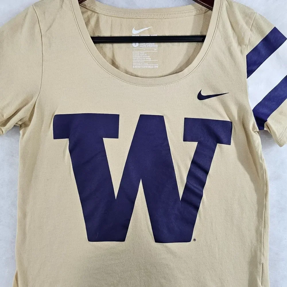 The Nike Tee Womens Washington University W Chest Logo Scoop Neck‎ Beige Small